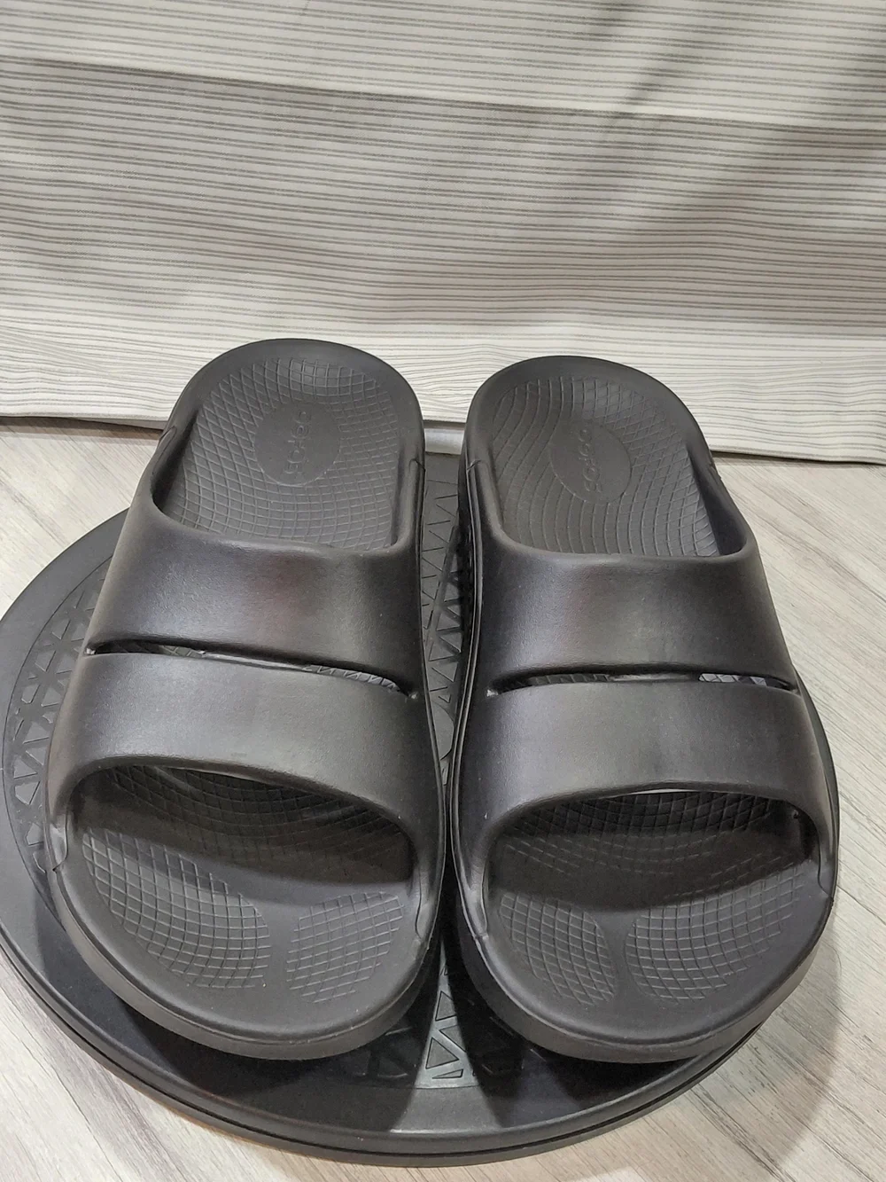 NEW OOFOS Mens OOahh Black Recovery Slide Sandal SIZE 11